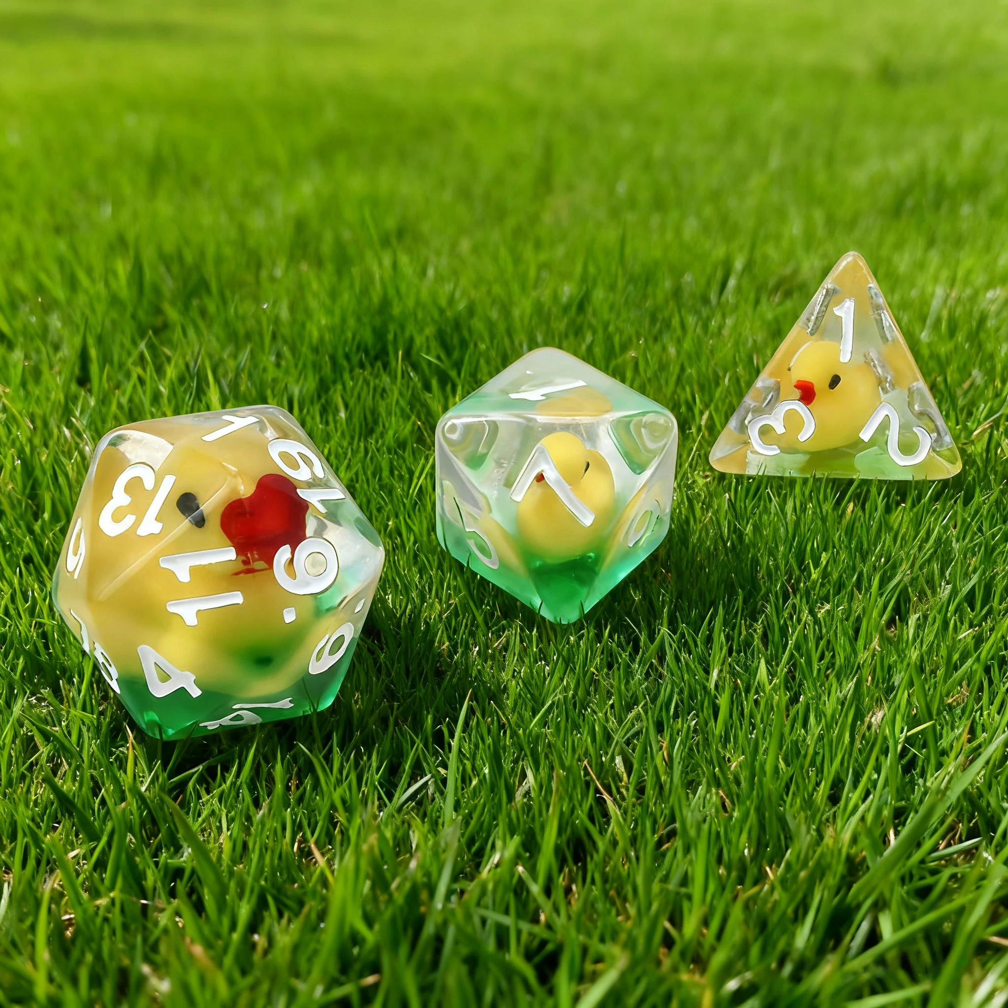 مجموعة من 7 نرد راتينج شفاف مع تصميم بطة صفراء كرتونية وأرقام بيضاء لألعاب الحفلات وإكسسوارات الألعاب #4