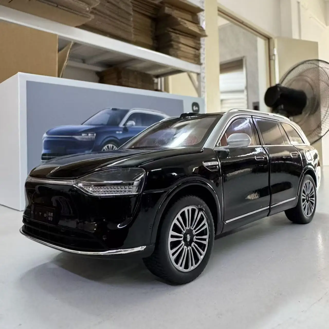 مقياس 1:24 AITO M9 سبيكة دييكاست سيارة لعبة نماذج 4 أبواب مفتوحة ضوء الصوت التراجع محاكاة الأعمال SUV للأطفال هدايا