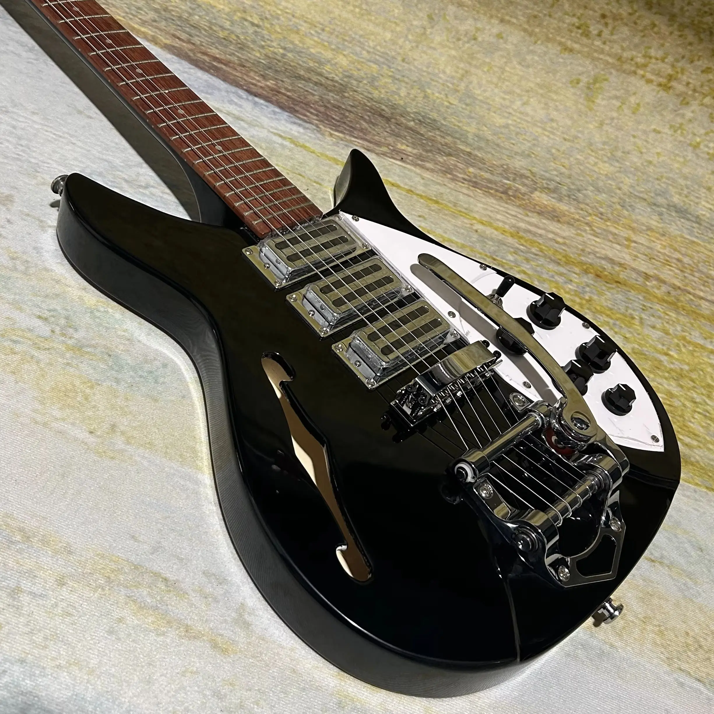 

Черная электрогитара Rickenbacker 325, полуполая, с F-образными отверстиями, длина грифа 527 мм