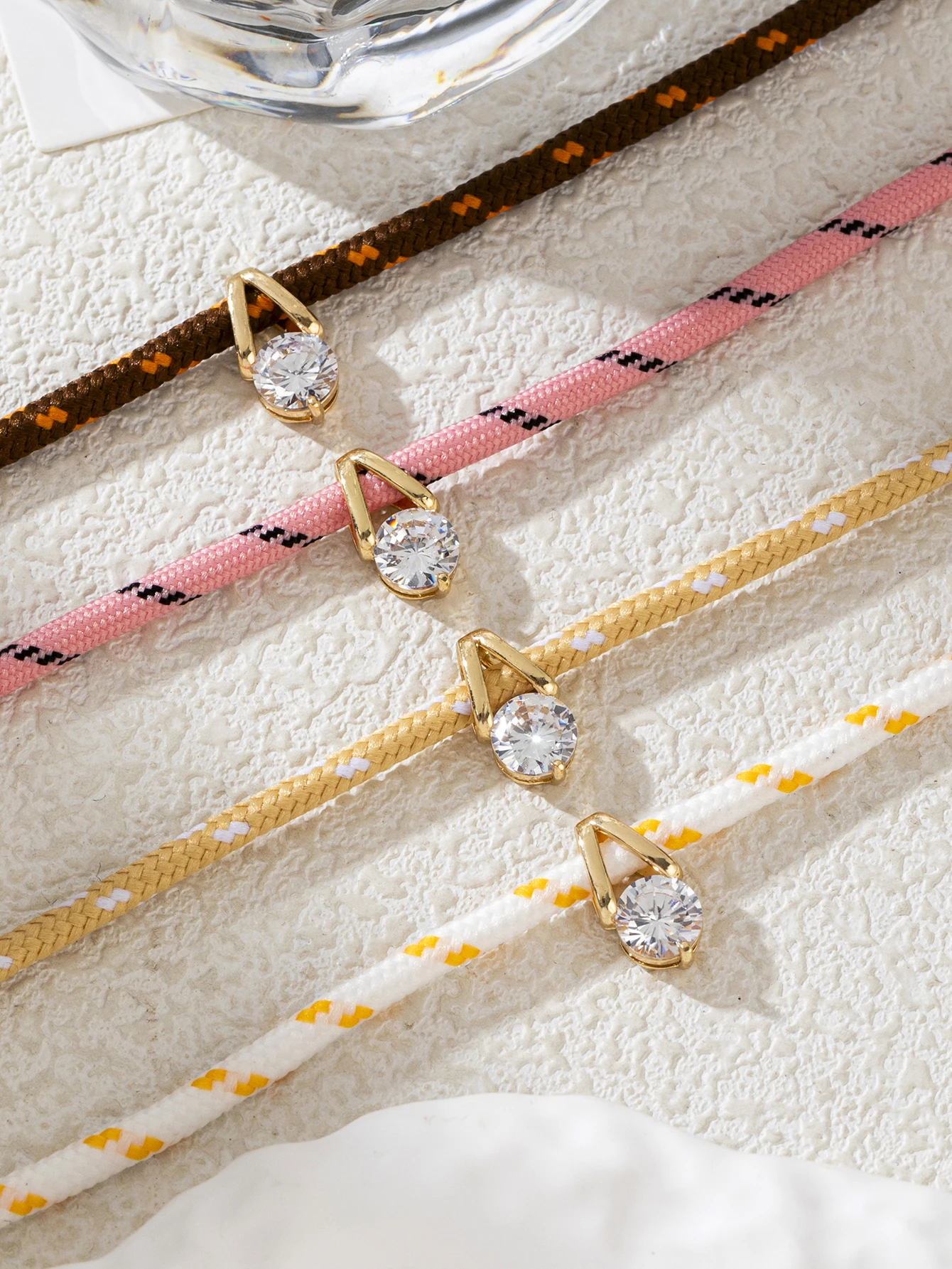Bunte gestreifte Seilketten-Halskette mit einzelnem runden Zirkon-Anhänger für Damen, lässiger Schmuck, Geschenk – Detail 5