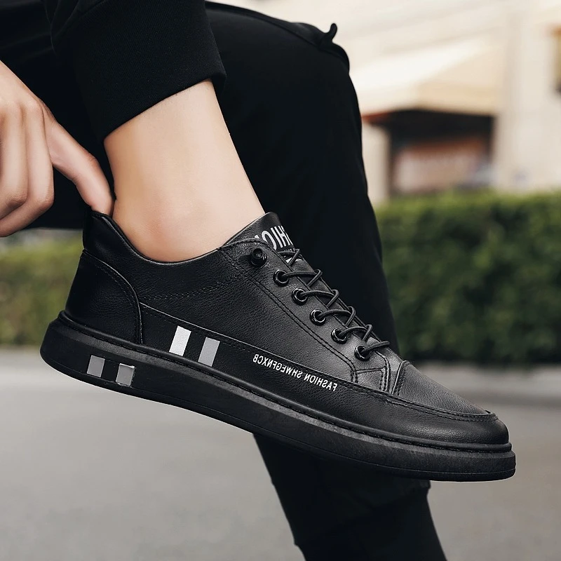أحذية رياضية من الجلد الأبيض الرجال 2025 جديد الكورية العصرية حذاء كاجوال بفتحات تهوية الربيع البث المباشر منخفضة أعلى قماش زلة Ons1