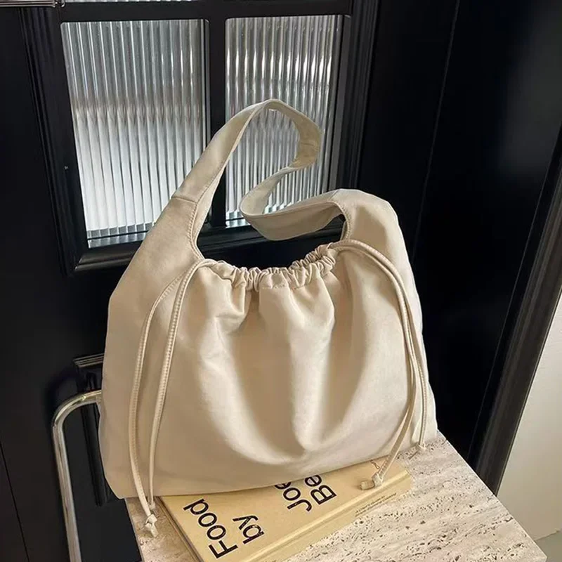 حقيبة يد خفيفة الوزن، حقيبة ريترو متقدمة للنساء، حقيبة كتف مفردة ذات سعة كبيرة، حقيبة حمل للتنقل عبر الجسم