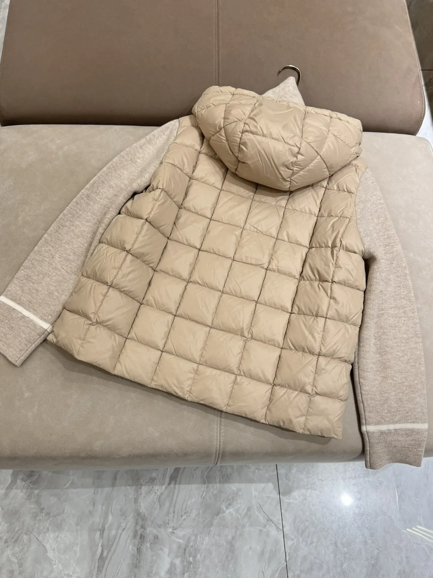 Cappotto in piuma d'oca da donna 2024 nuova giacca con cappuccio casual allentata con colletto staccabile con catena di perline autunno inverno