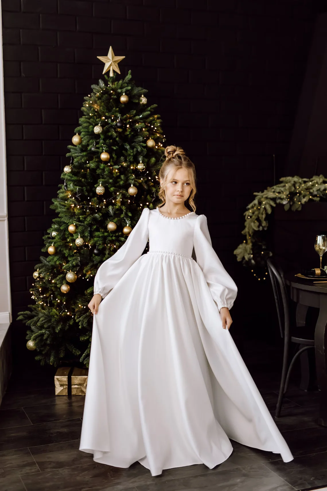 

Simple Flower Girl Dress For Wedding White Satin Puffy O-neck Full Sleeves With Bow Pearls Kids Party First Communion Ball Gown