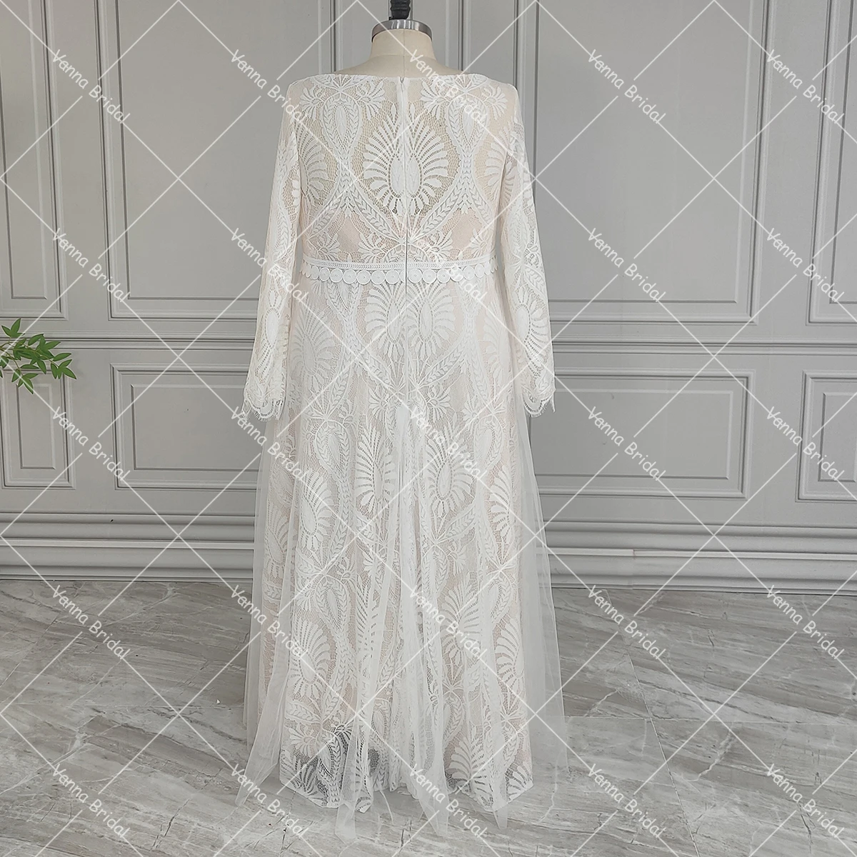 Abito da sposa oversize di grandi dimensioni con scollo rotondo Maniche lunghe aderenti Una linea di tulle con strascico in pizzo Abiti da sposa personalizzati rustici