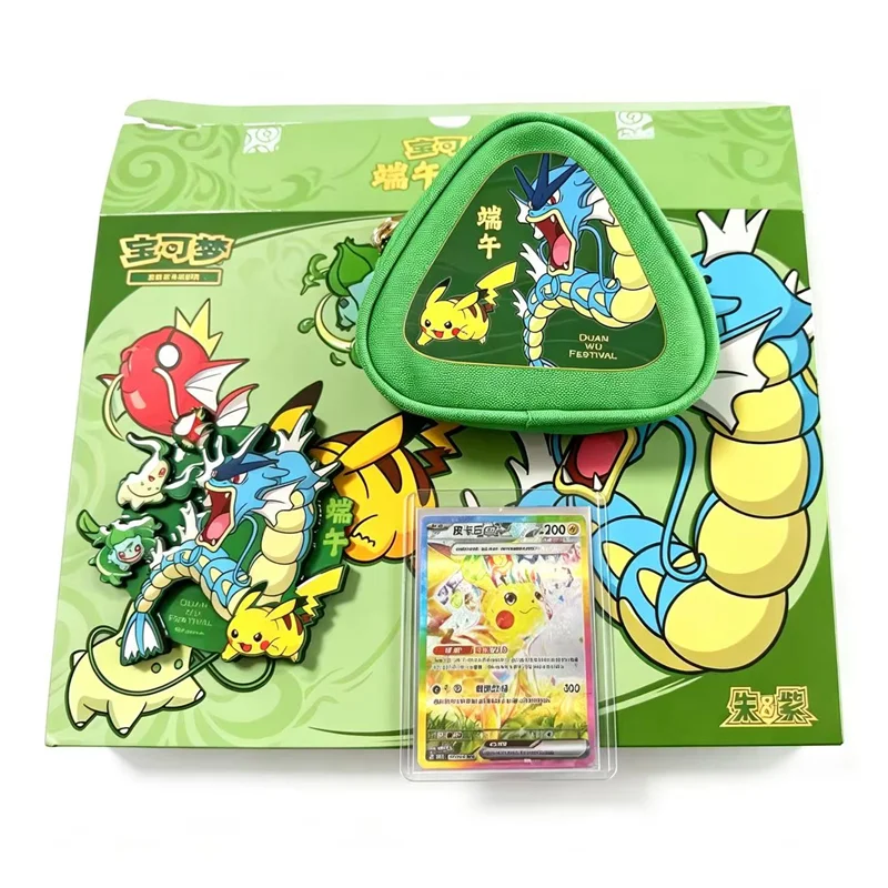 Nuevo Set de Regalo del Festival del Bote de Dragón de Pokémon 2026, Caja Misteriosa de Pokémon Escarlata y Violeta, Paquete de Refuerzo con Insignias, Tarjeta PTCG Brillante
