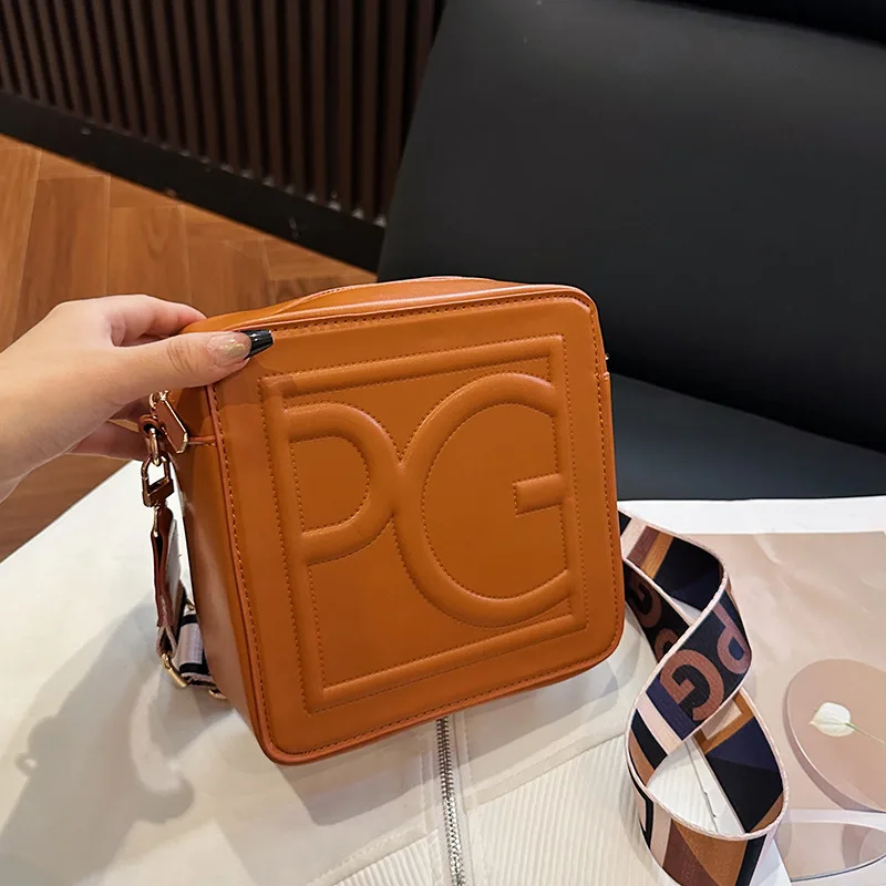 

2025 Summer Camera Box Bag Niche Shoulder Purse for Women, Fashion Crossbody Tote Versatile Day-to-Night Bag, Chic Commuter Bag​