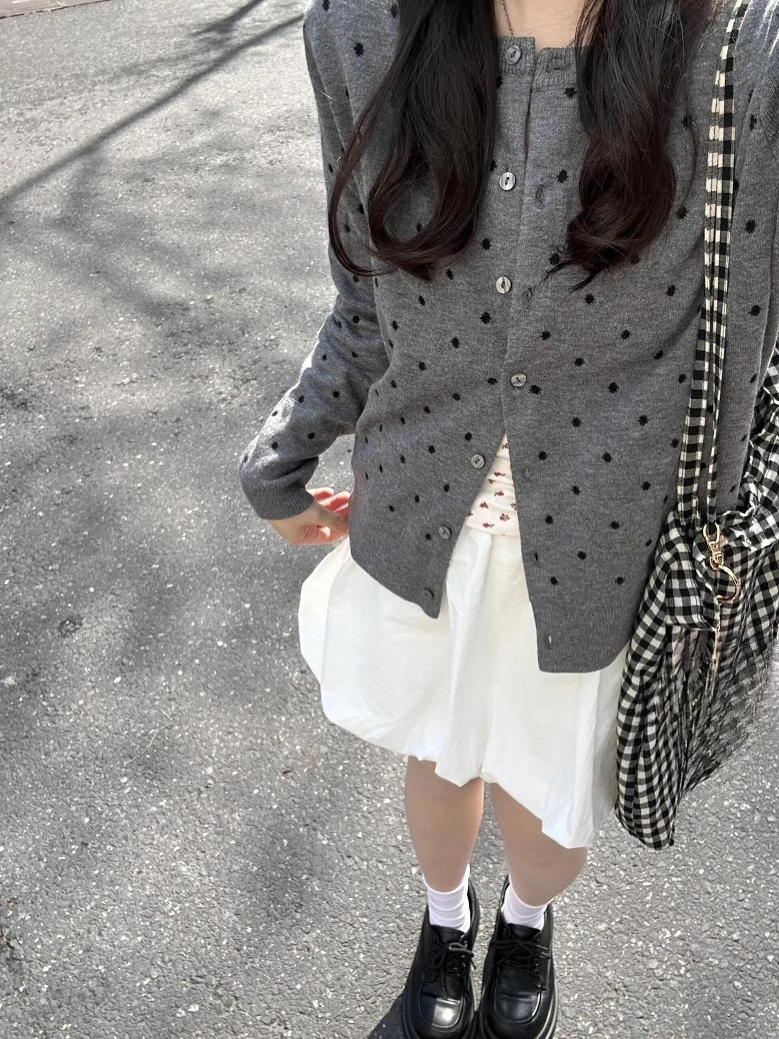 Krótki sweter damski w stylu Y2K, japoński vintage, dzianinowy, z długim rękawem, dekolt okrągły, casualowy, z ozdobnymi kropkami, dopasowany, zapinany na guziki, retro odzież damska.