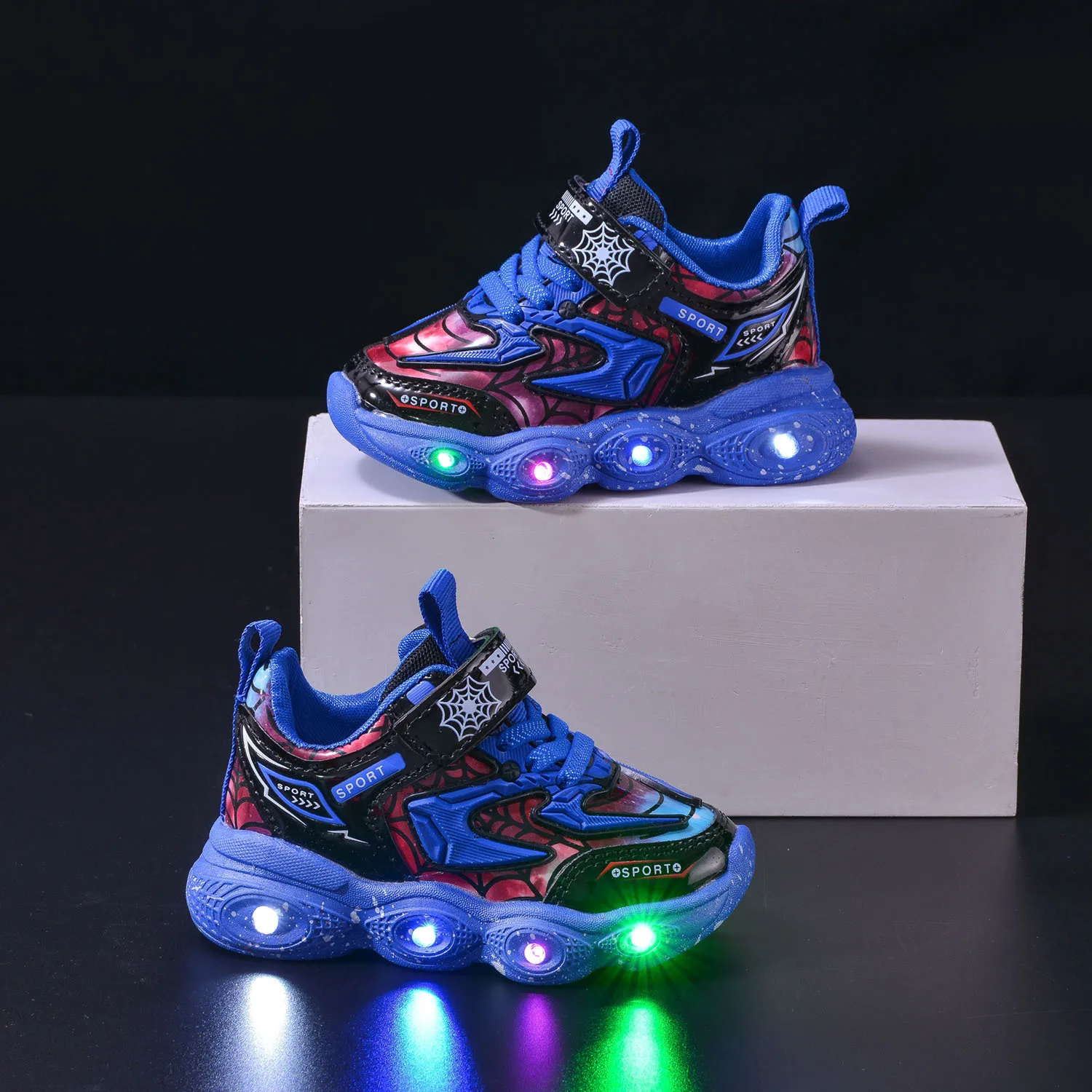 Disney-Children's Spider-Man Sneakers com luz LED, malha sapatos, respirável, desenhos animados, casual, esporte, meninos, meninas, moda