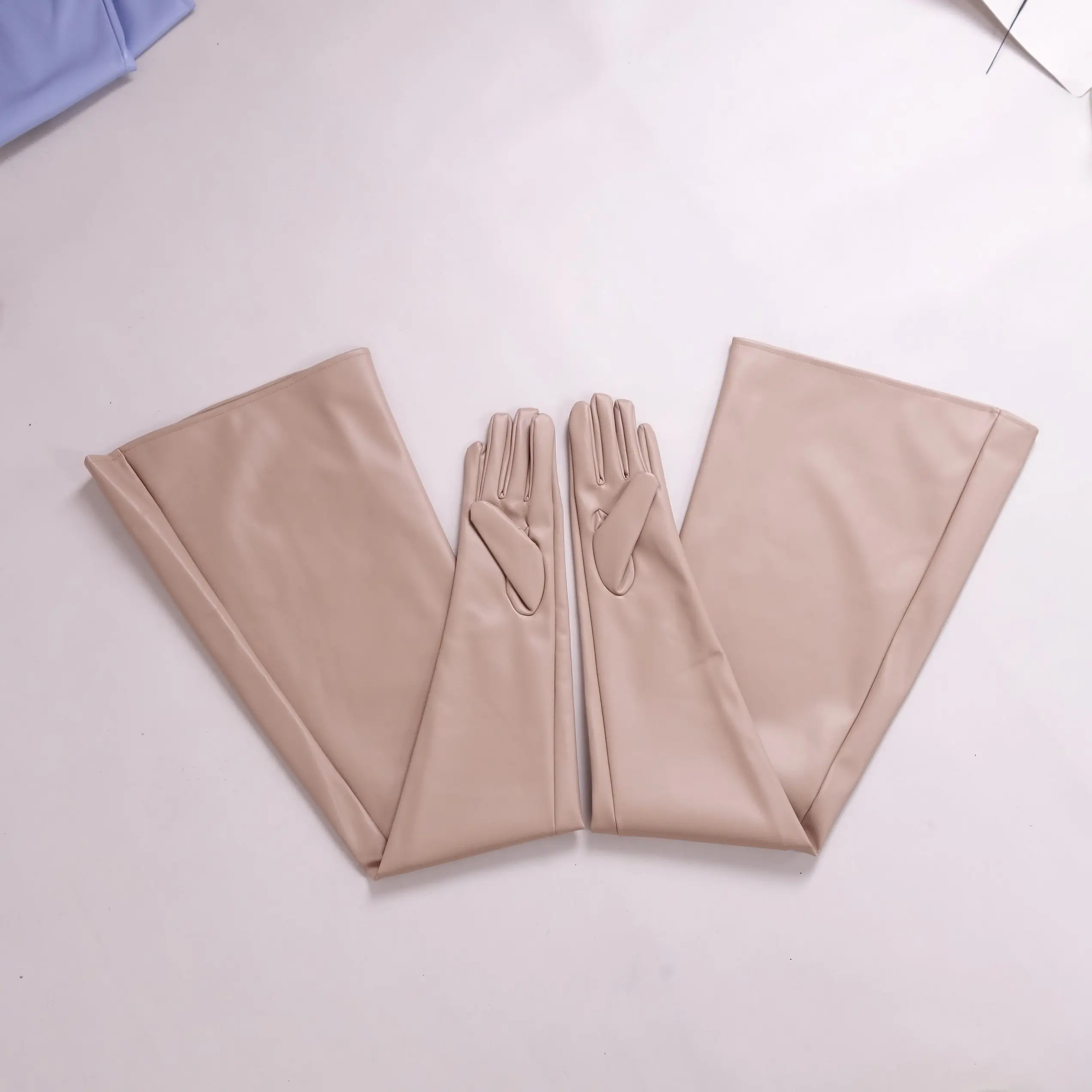 85 cm lange PATENT-HANDSCHUHE, Unisex, Kunstleder, glänzend, goldfarben, schwarz, locker sitzende PUFF-Ärmel, breite Ärmel, modisch – Detail 4
