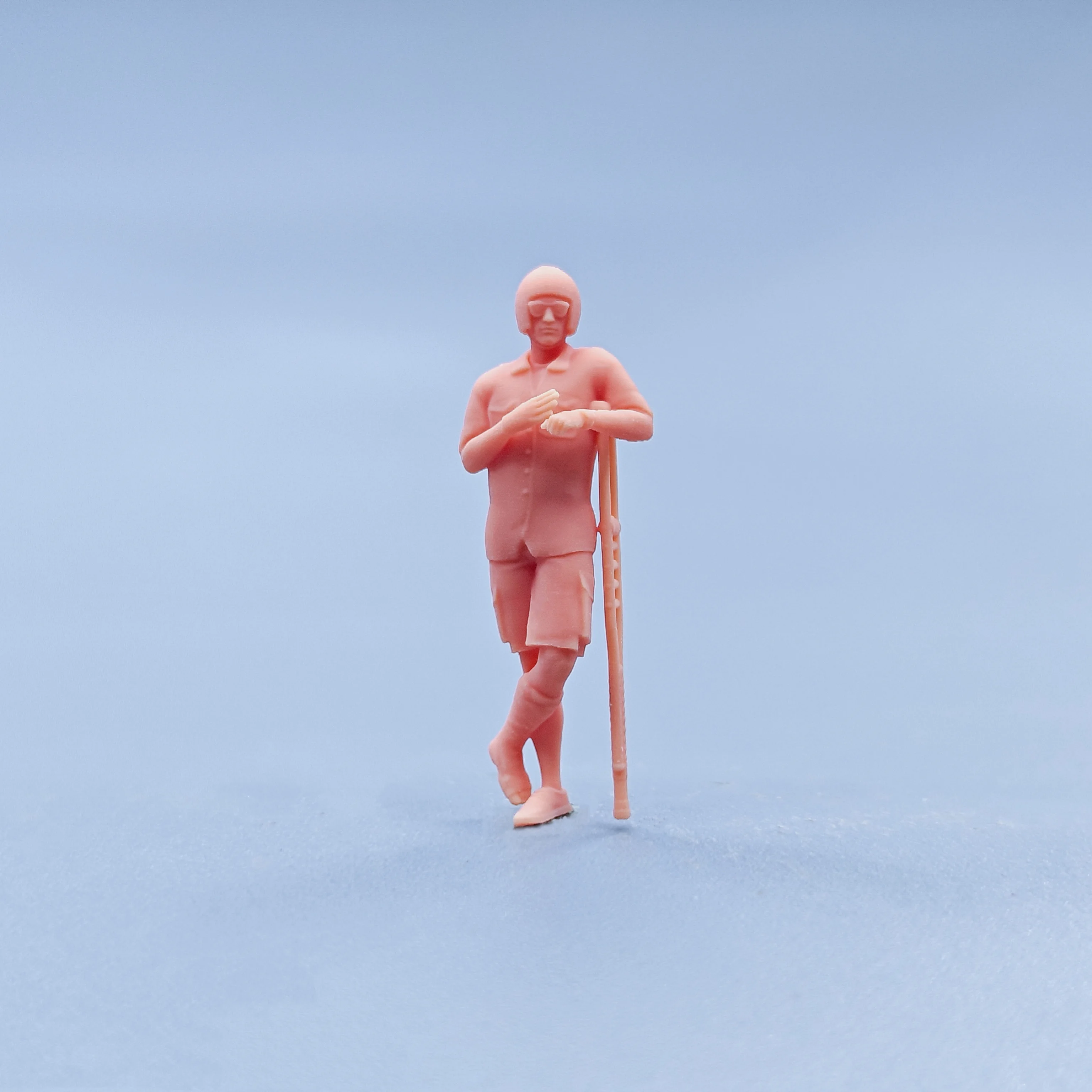 1/64 Figurines Scale Model Resin Injured on Crutches Uncolored Miniatures Diorama Hand-painted D734