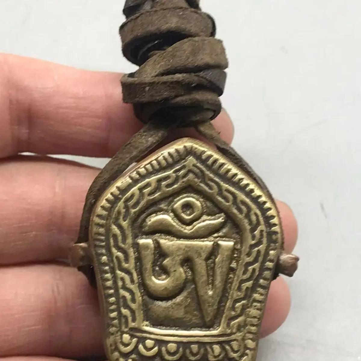 China Buddhist Temple Hum pendant cowhide rope Nepalese handmade Buddhist copper with scripture Tibetan pendant car accessories