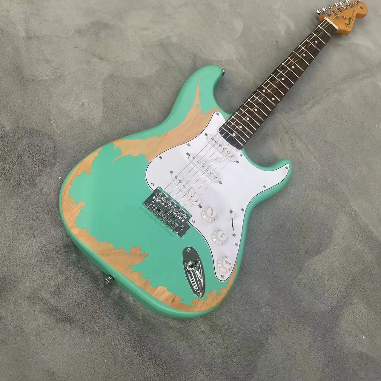 

6-string heritage style matte color split electric guitar, green heritage body, rose wood fingerboard 21F, single single single