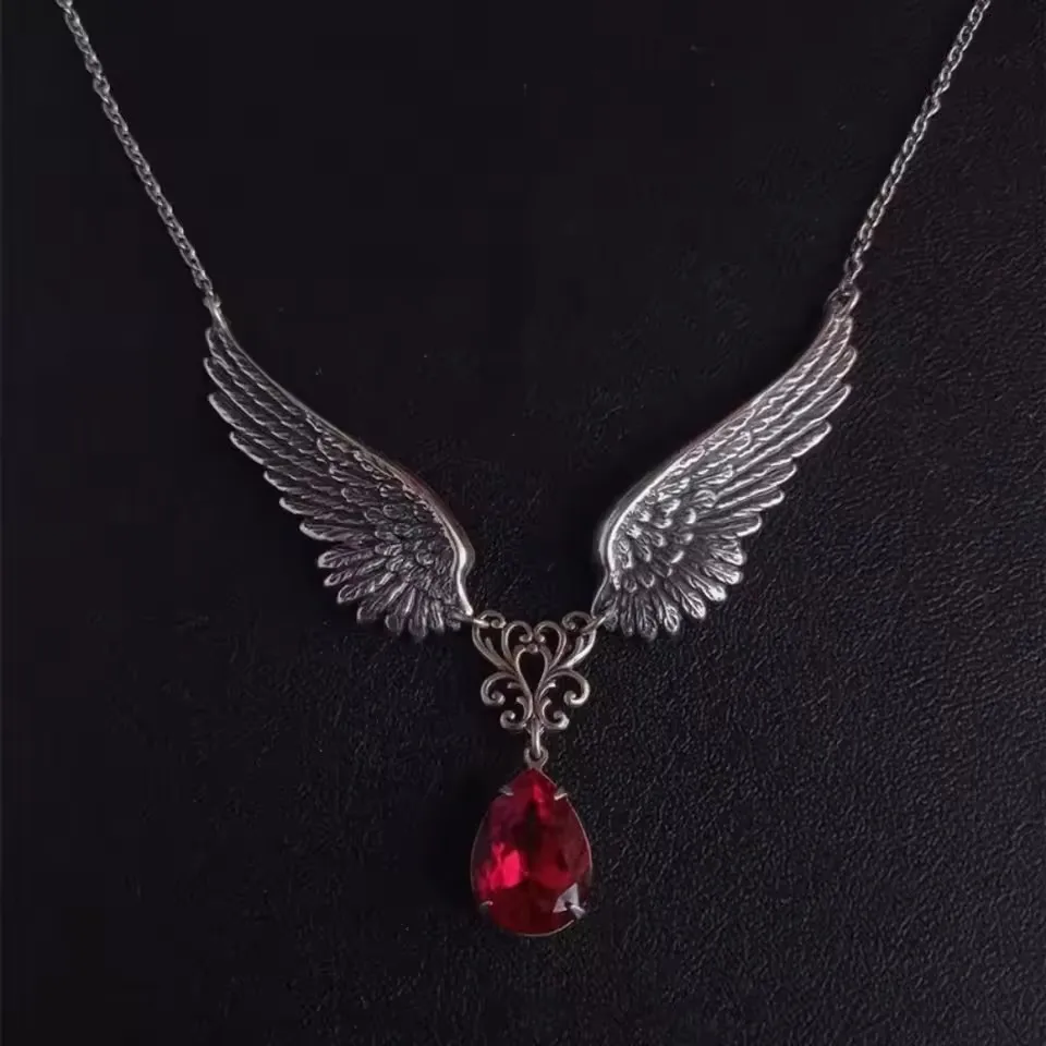 Gotische Engelsflügel-Halskette mit Rotem Acryl-Kristallanhänger, Modischer Hexenschmuck, Valentinstagsgeschenk