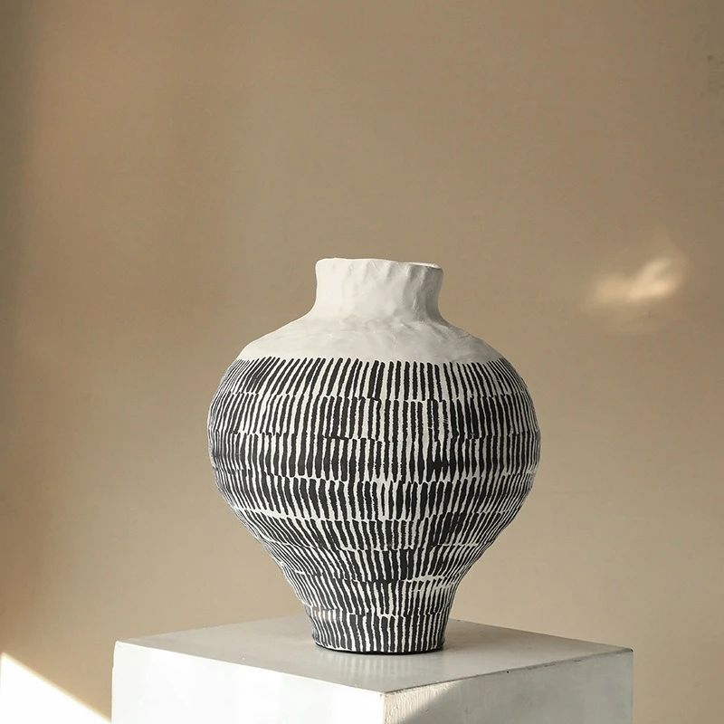 Wind ceramic vase retro Jingdezhen ornament line design sense niche living room flower arrangement entrance