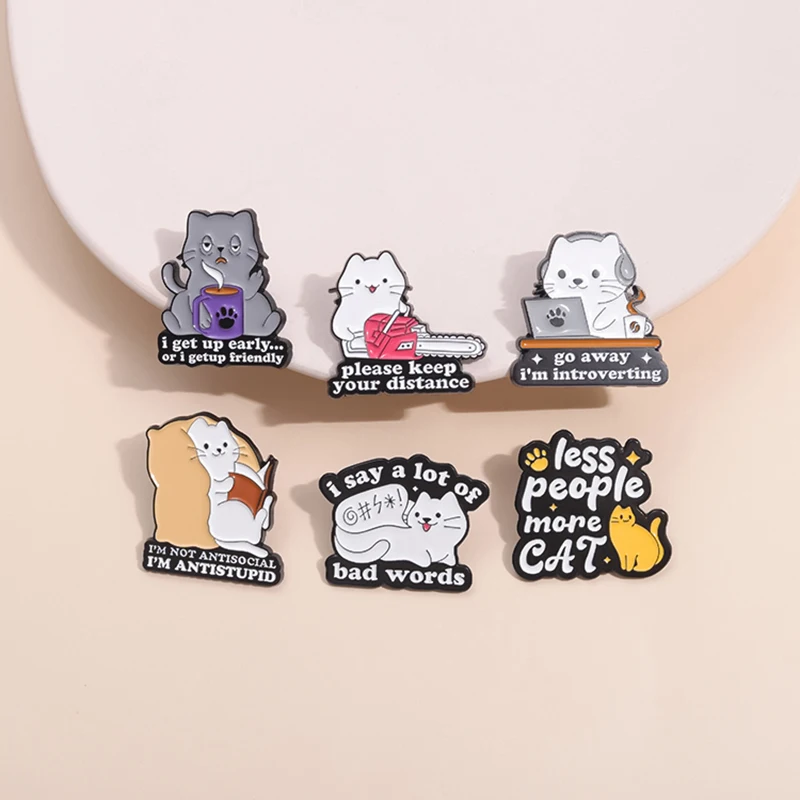 Alfileres de esmalte de gato de motosierra, broches personalizados para mantener tu distancia, insignias de solapa, joyería de animales, regalo para amigos