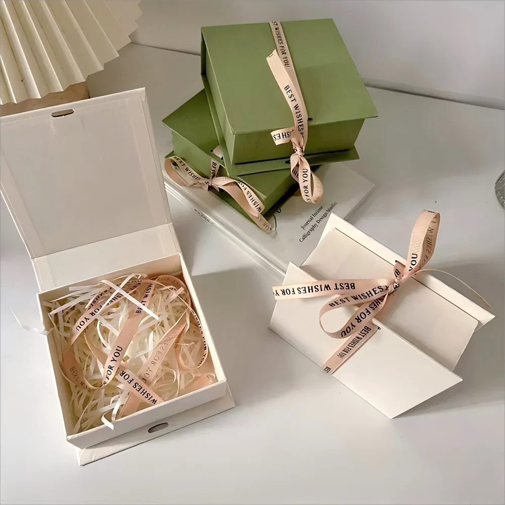 

Eco-friendly Experts Craftsmanship Jewelry Gift Box Portable Custom Whit Green Flip Packaging for Necklaces Earrings Bracelets