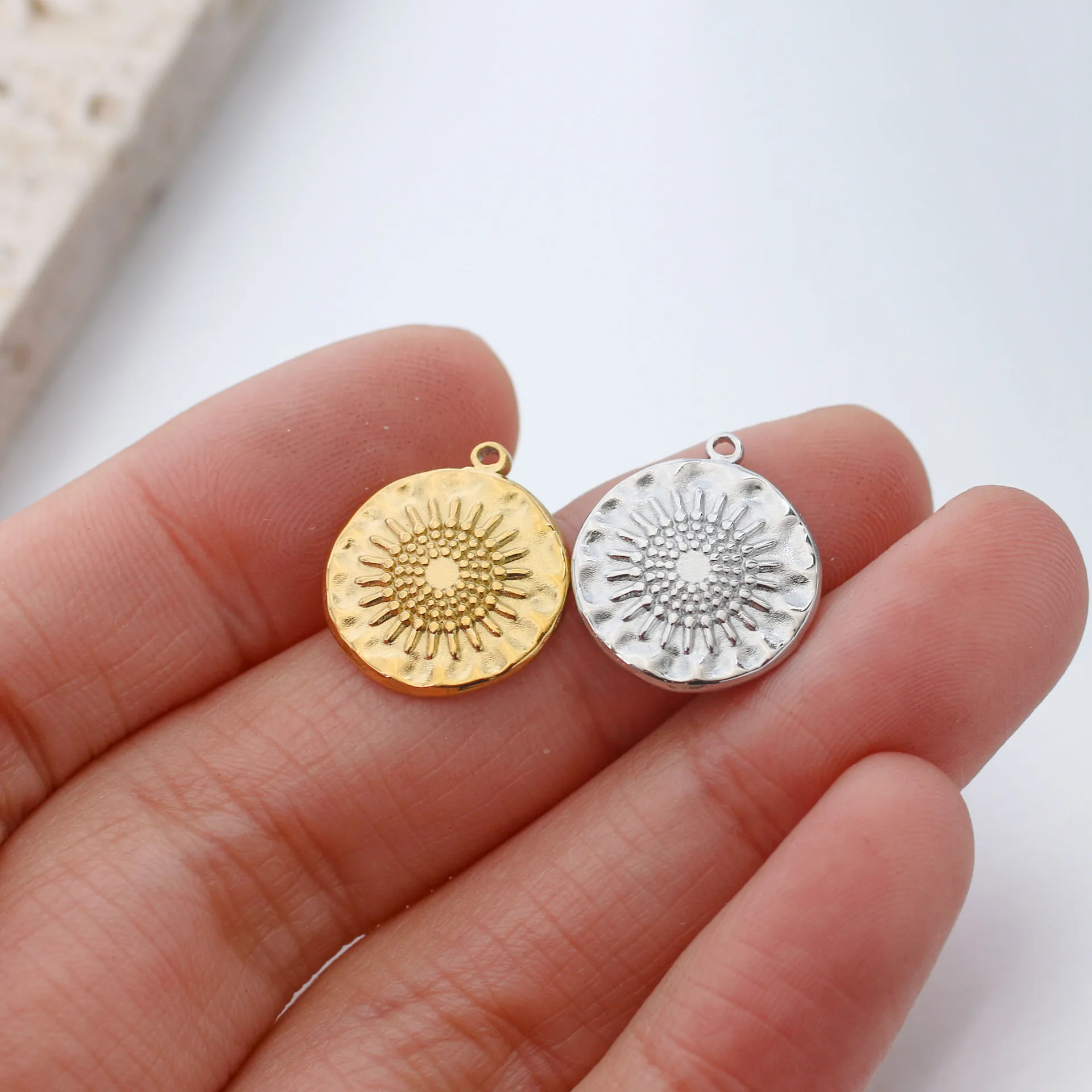 

Sunflower Pendant For Making Necklace Stainless Steel Golden Medalla Sun flower Pendant For DIY Jewelry Making Wholesale 20pcs