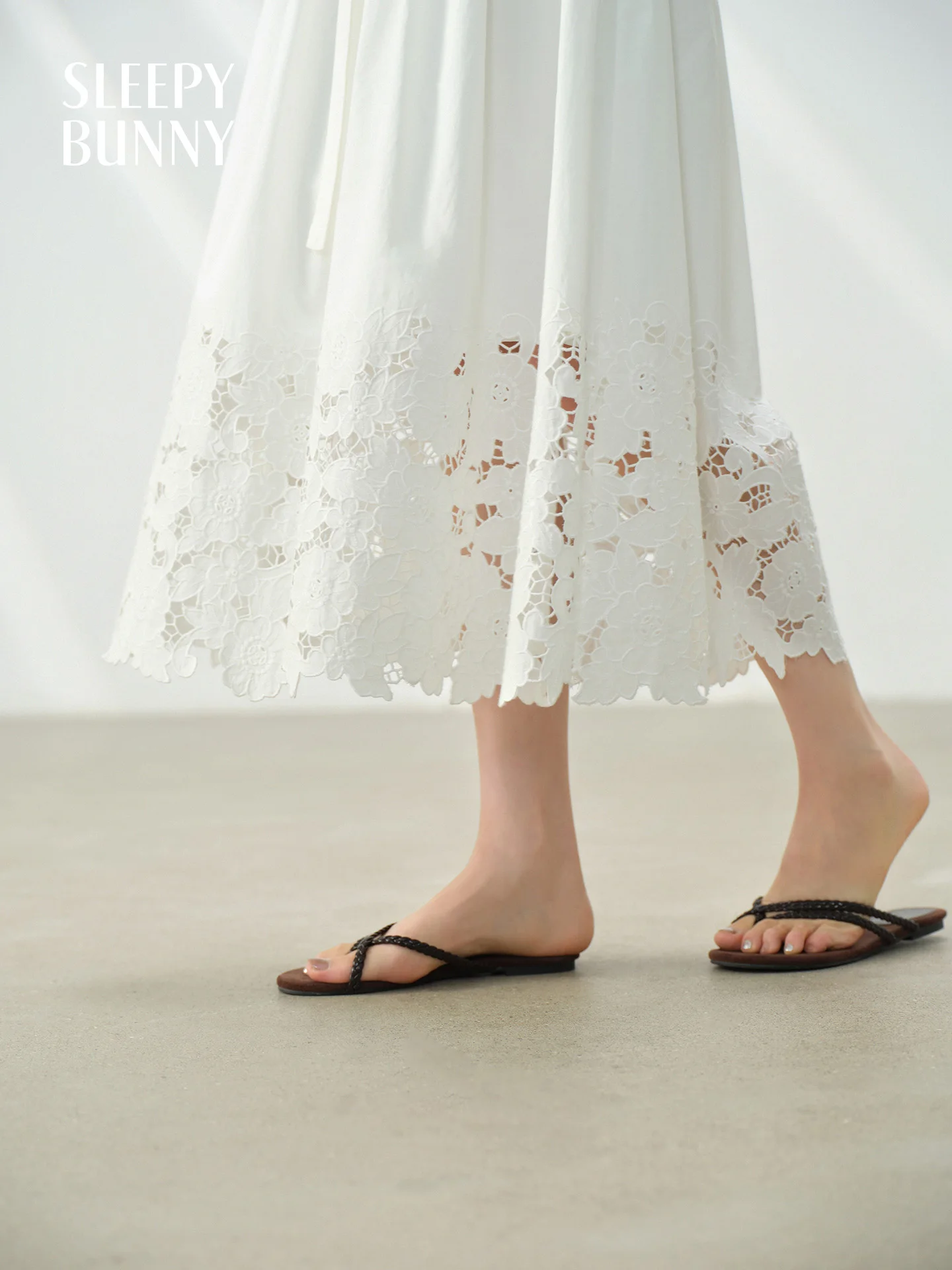 Jupe mi-longue trapèze blanche élégante pour femmes, taille haute, broderie creuse, ourlet en dentelle, Style coréen, tenue Chic décontractée pour filles, été