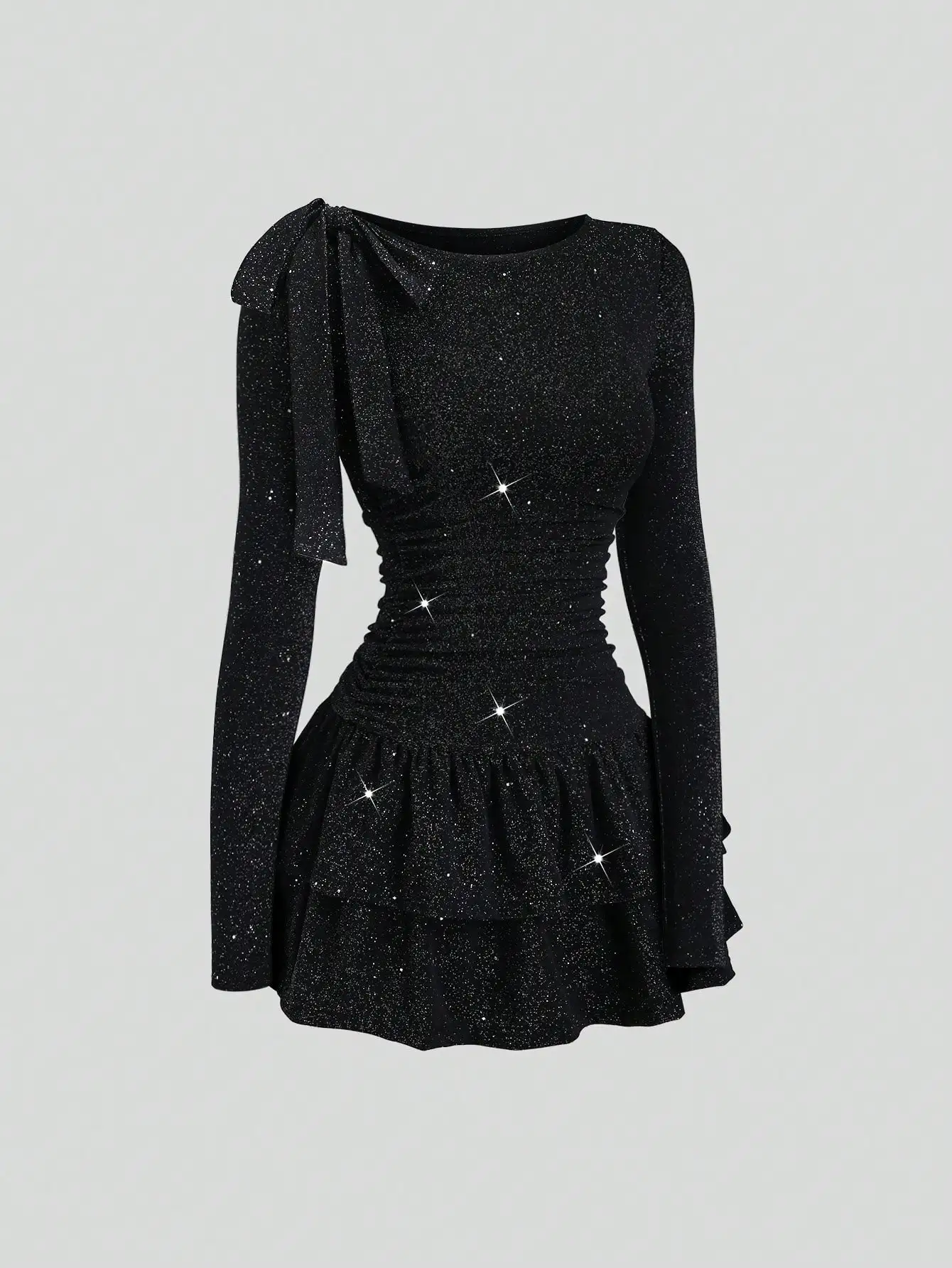 

Черное блестящее мини-платье с открытыми плечами, бантом, драпировкой на талии и многоярусной юбкой