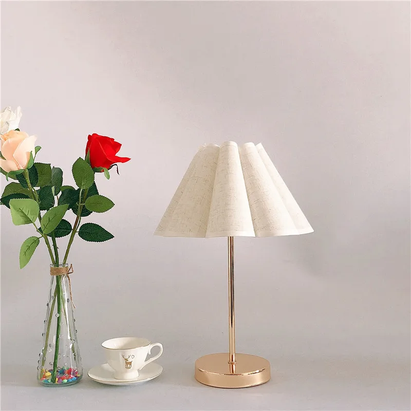 Simple Designs Gold Table Lamp with 3 Color lamp, White petal lampshade Round Bedside Desk lamps for Home Bedrooms decoration