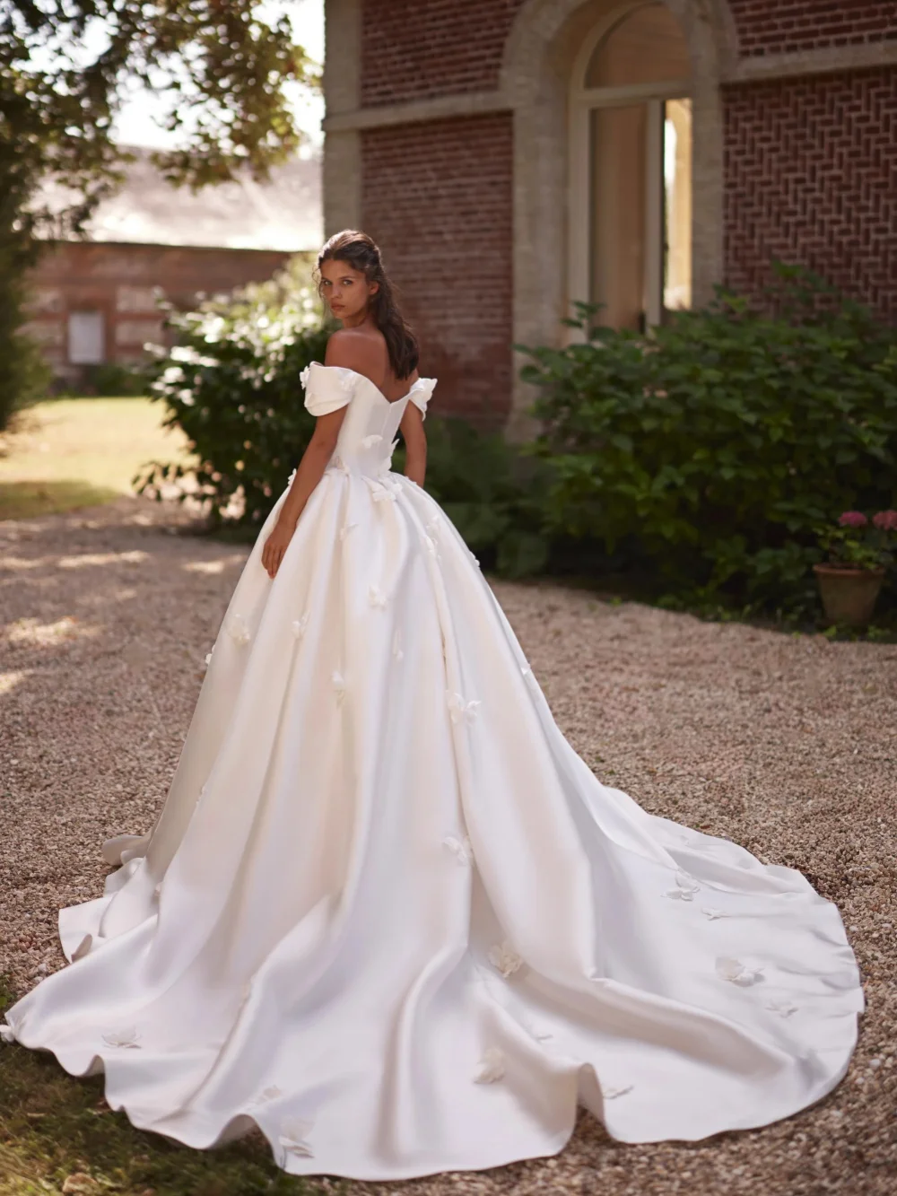 Handgefertigtes 3D-Schmetterlings-Satin-Hochzeitskleid, schulterfrei, A-Linie, langes Brautkleid, individuelle, bezaubernde Kleider mit V-Ausschnitt für die Braut