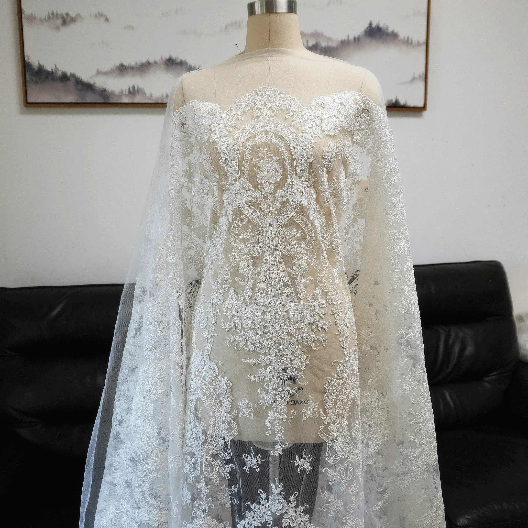 チュール素材のウェディングドレス、アイボリー色の刺繍入りスパンコール、ボーン入りレース、花柄アップリケ生地