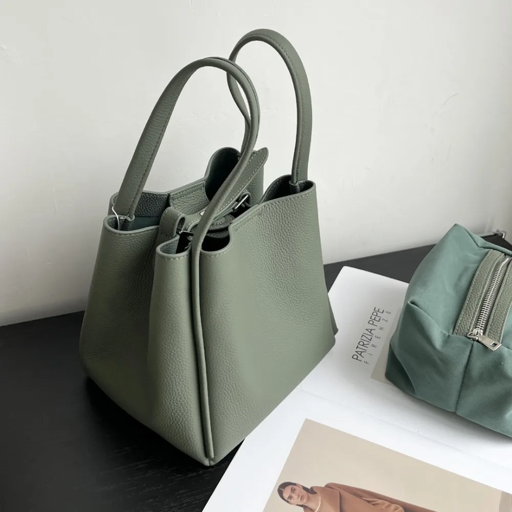 

New Bucket Bag, Large-capacity Commuter, Portable Oblique Span Women's Bag, Unique Texture, Fashionable, Simple and Casual Daily
