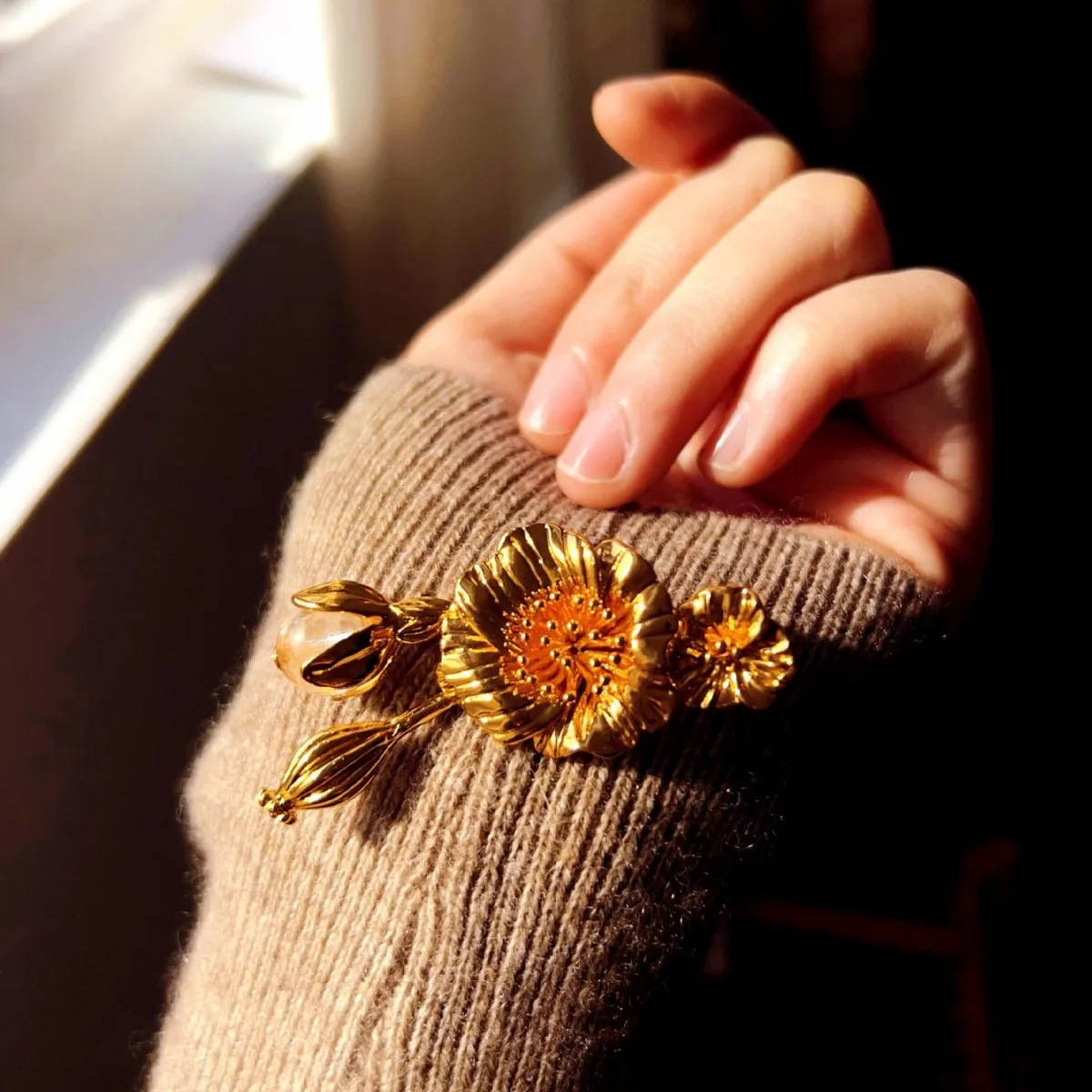 

Vintage Gold Plated Brass Crystal Exquisite Flower Brooch Women Designer Jewelry Accessories