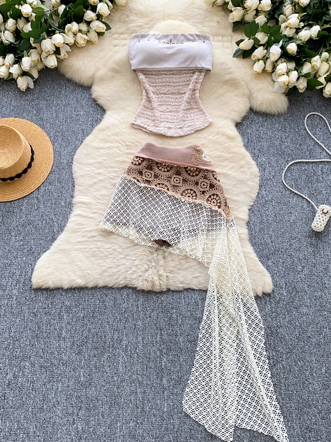 طقم نسائي صيفي بأسلوب بوهيمي، توب بدون حمالات وتنورة قصيرة عالية الخصر مع تطعيمات شبكية غير منتظمة، مضاد للكشف عن الملابس الد... #1