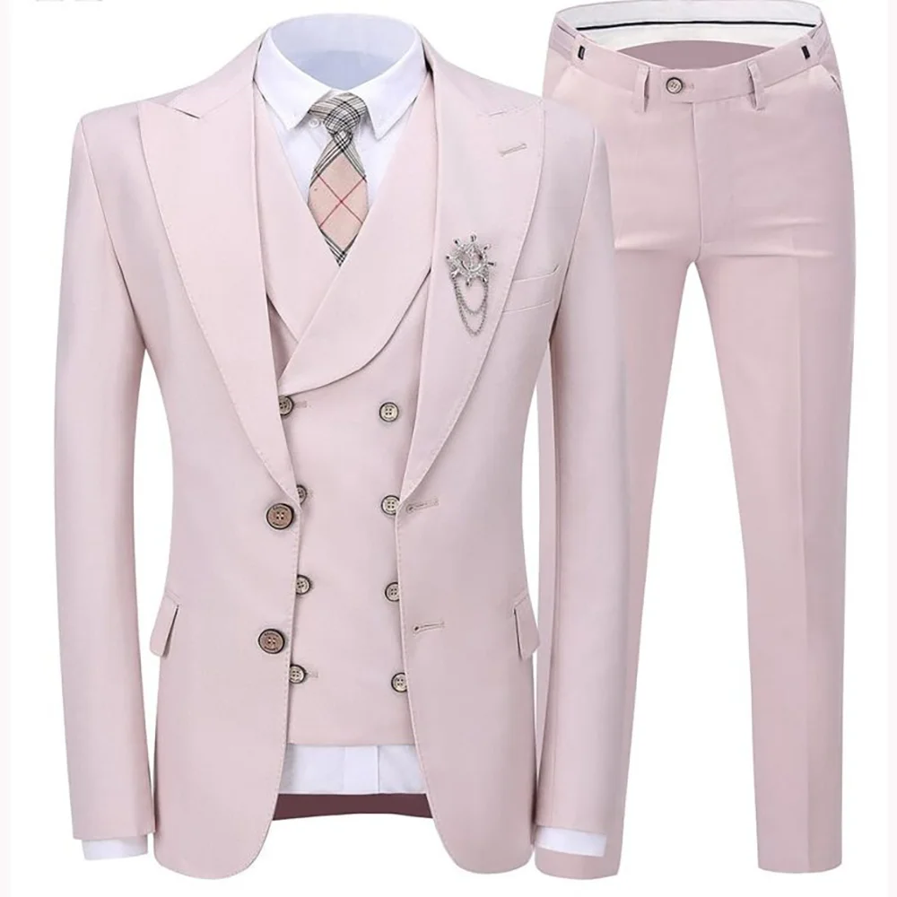 Setelan Jas Tuxedo Pria Tiga Potong Warna Pink Muda yang Dapat Disesuaikan dengan Kerah Lancip, Saku Dada Unik, Jaket, Celana, dan Rompi untuk Pakaian Formal