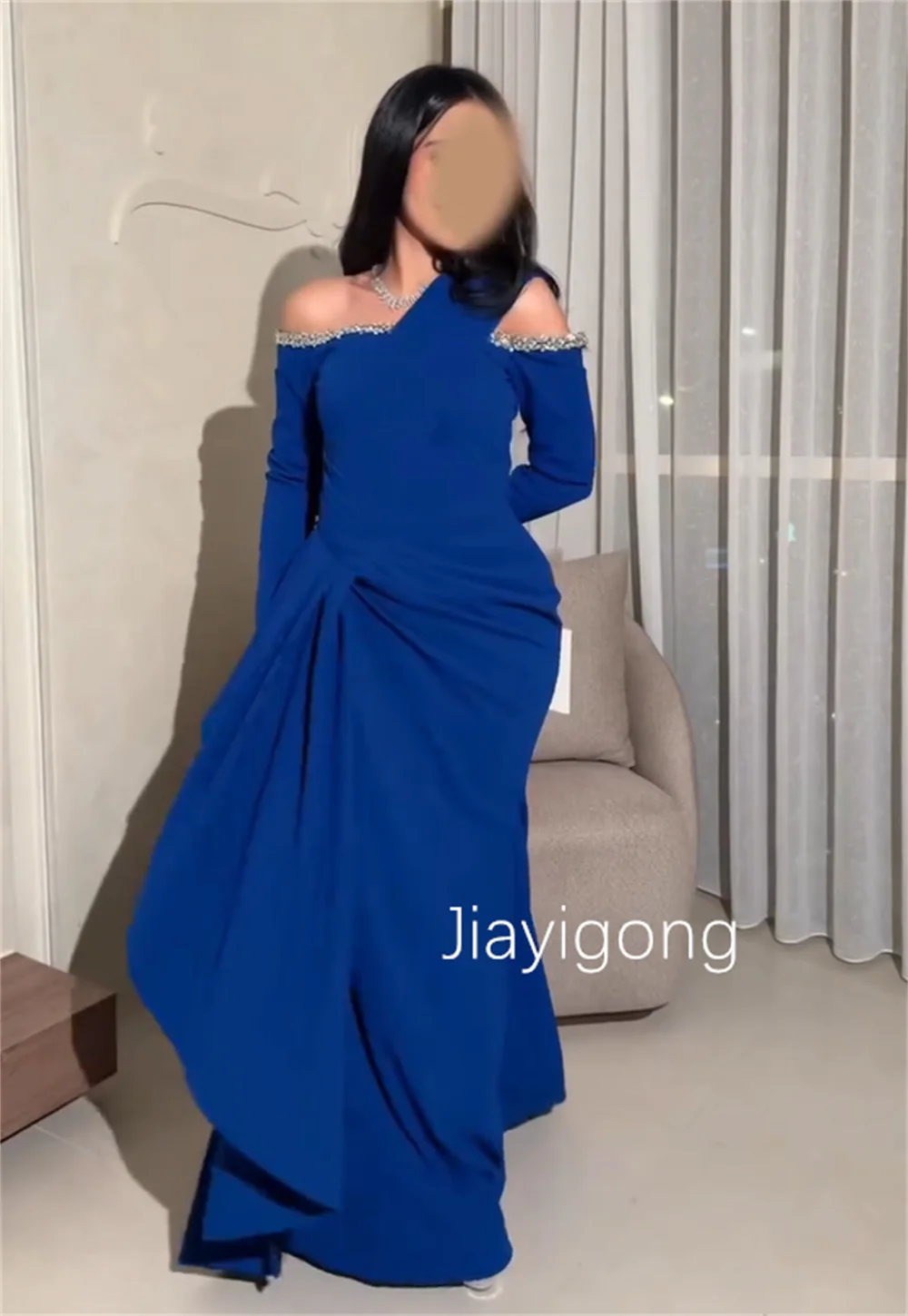 Szyte na miarę, wysokiej jakości, wykwintne sukienki długie, z cekinami, o kroju trąbki, z odkrytymi ramionami, na specjalne okazje, formalne.