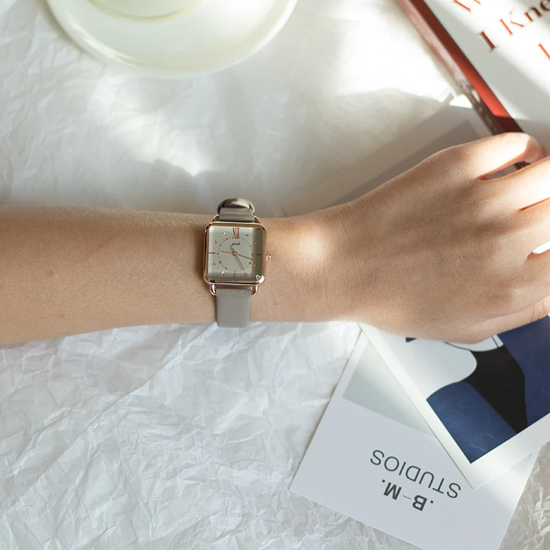 女性用の新しいクォーツスクエアレザーストラップウォッチ、エレガント、シンプル、クラシック、レトロ、ファッショナブル、絶妙、トレンディ、そしてハイエンド。