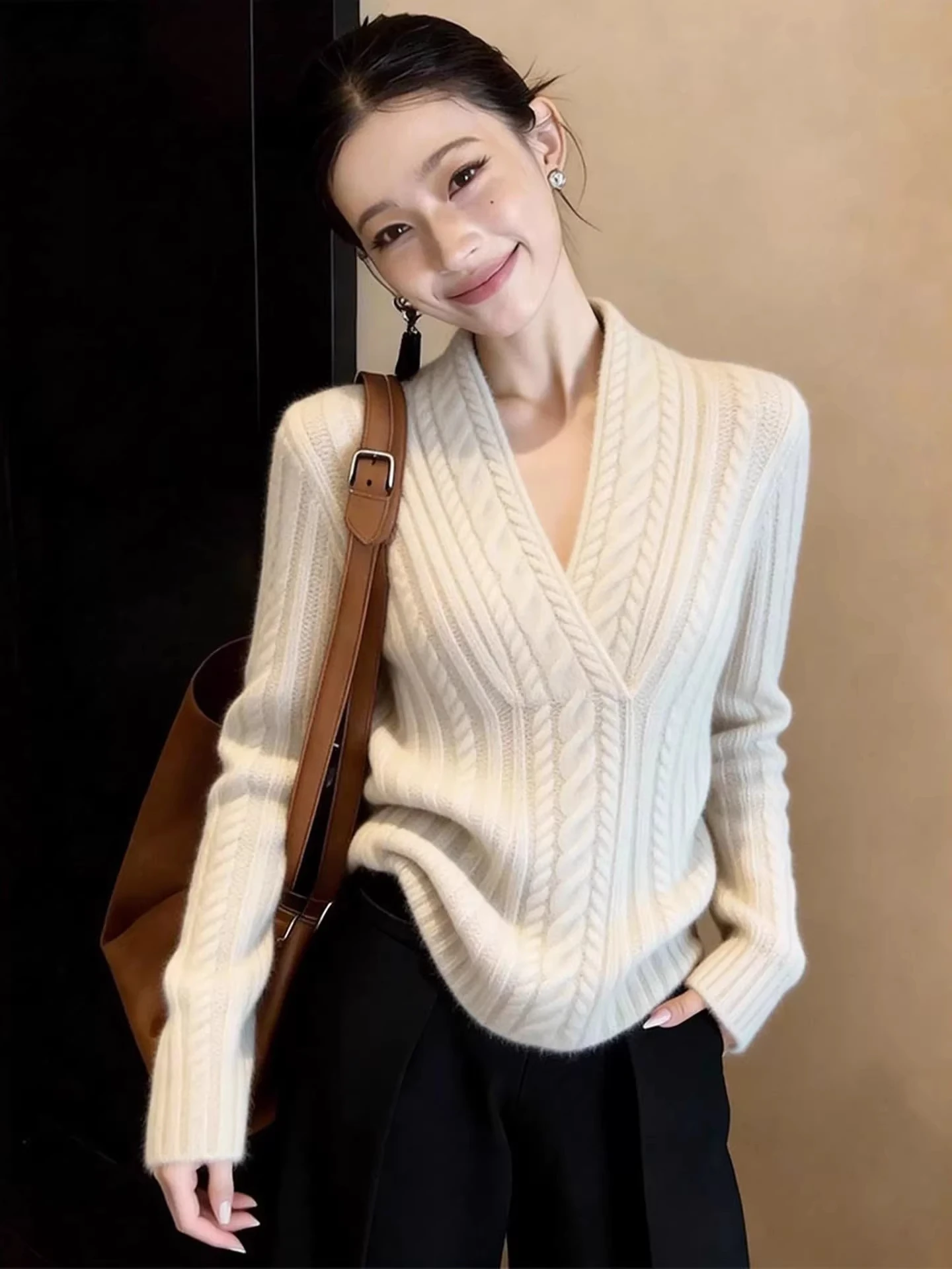 

White V-Neck Knitted Sweater Women's Winter New Style High-End Soft Personality Overhead Knitted Base Shirt Top