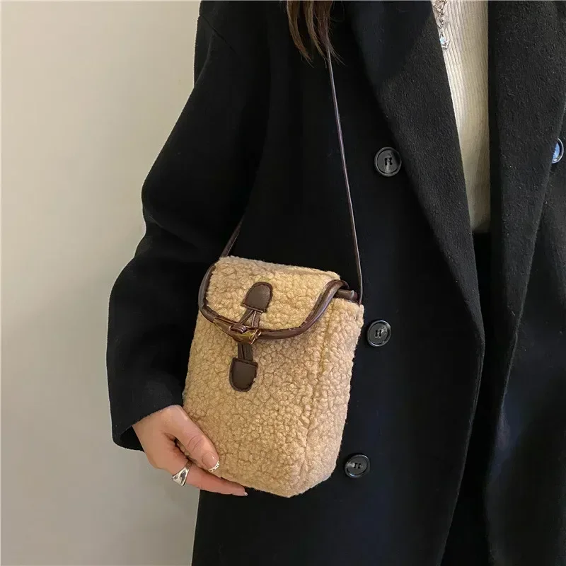 Bolsa de telefone feminina de lã de cordeiro de inverno – bolsa de ombro crossbody de pele sintética com bolso quadrado de pelúcia, bolsa portátil