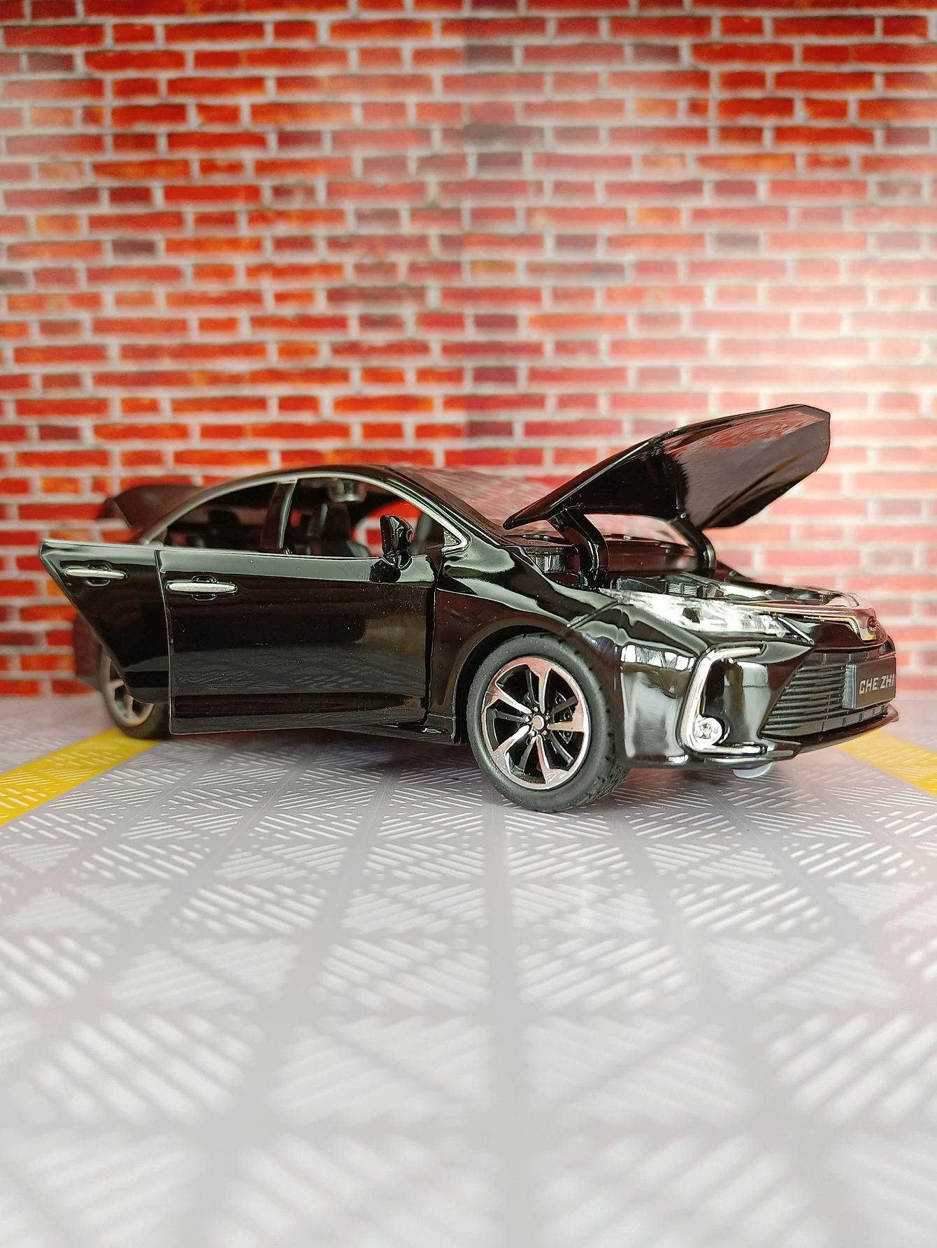 Simulación 1:32, adorno de modelo de coche de aleación Toyota Corolla, puertas y capó de motor, el maletero se puede abrir, regalo de sedán