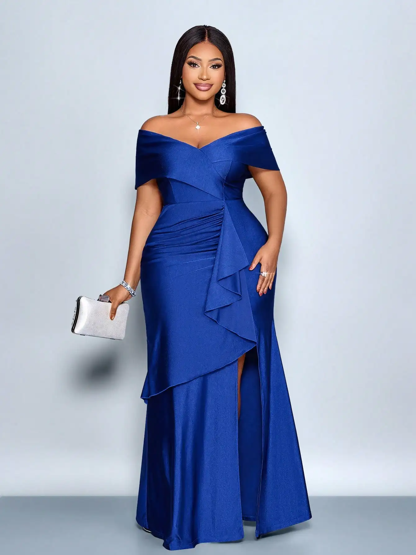 

Элегантное темно-синее макси-платье с открытыми плечами, рюшами и боковым разрезом для вечерних мероприятий