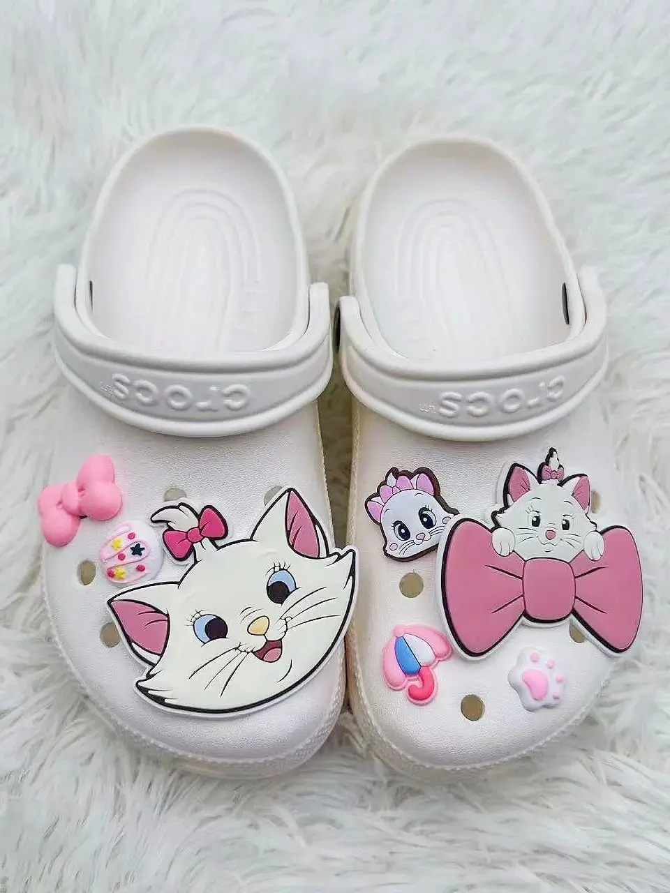 Dessin animé Mary Cat chat blanc DIYPVC chaussures à breloques accessoires chaussures de jardin sabots sandales bricolage décoration cadeau de fête d'anniversaire
