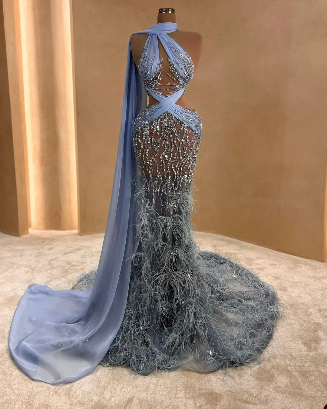 

Attractive Evening Dresses Halter Design Appliques Sequins Feathers Cutaway Sides Backless Court Gown Formal فساتين السهرة