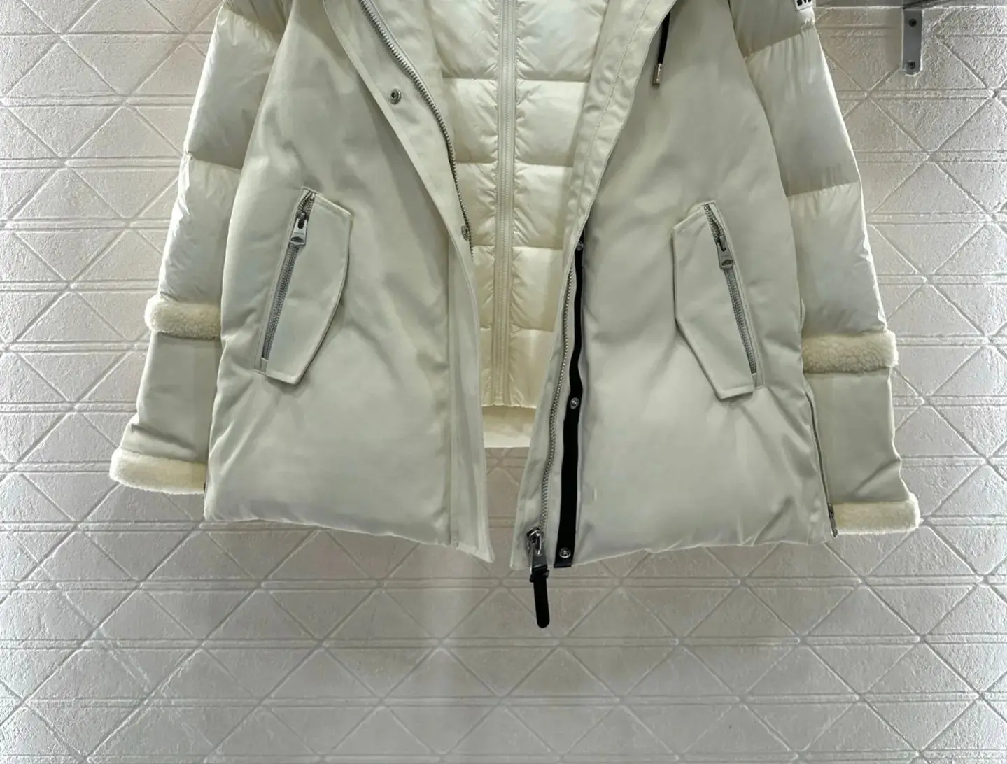 For autumn and winter women's clothing, two black and white contrasting woolen collar hooded down jackets can be split