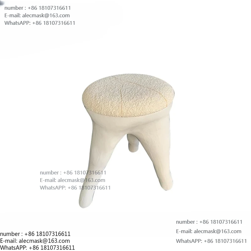 

Легкое роскошное кресло из простой ткани с металлическими элементами, дизайнерский стиль, подходит для вестибюлей отелей.