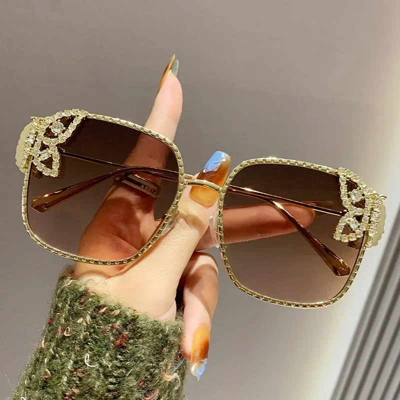 

2025 Winter New Sunglasses Model Elegant Diamond Set Butterfly Frame Women's Sunglasses High End Trendy Sunscreen