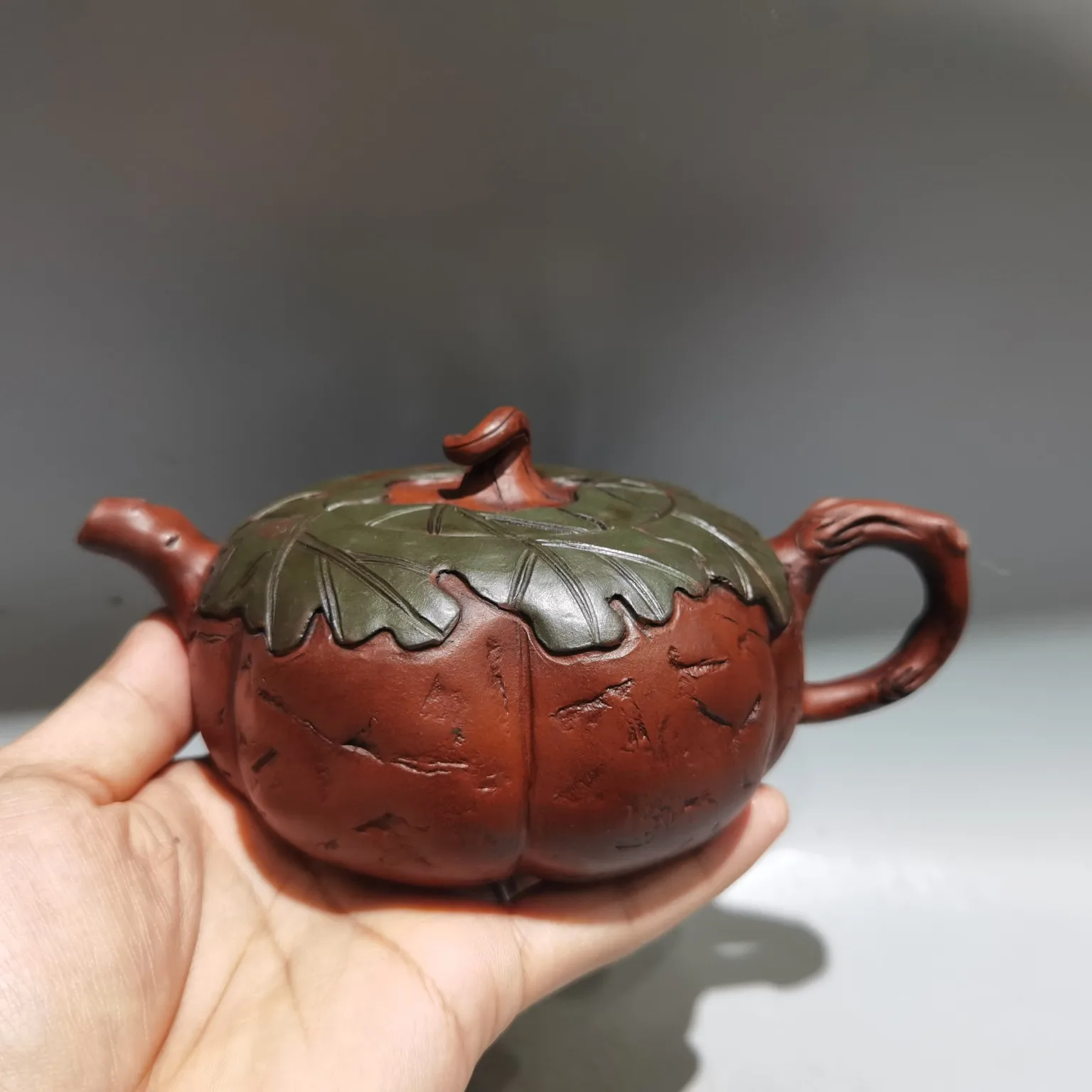 

Classic Purple Clay Teapot Handicraft With Exquisite Craftsmanship and Beautiful Appearance for Home Decoration