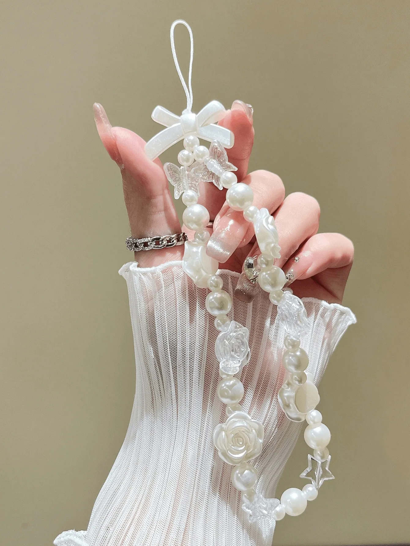 

1pc Transparent White Rose Flower Charm Bracelet, French Ceramic Style, Cute And Lovely, For Summer. Also Can Be Used As A Black Frosted Cute And Lovely Keychain For Mobile Phone Or Earphones. Vivacious And Lovely Tulip Pearl Multicolored Beads INS Style
