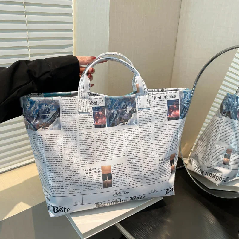 

Newspaper Tote Bags for Women Letter Printed Handbags Large Capacity Shoulder Bag PVC Jelly Shopper Purses 2024 Big Bucket Bag