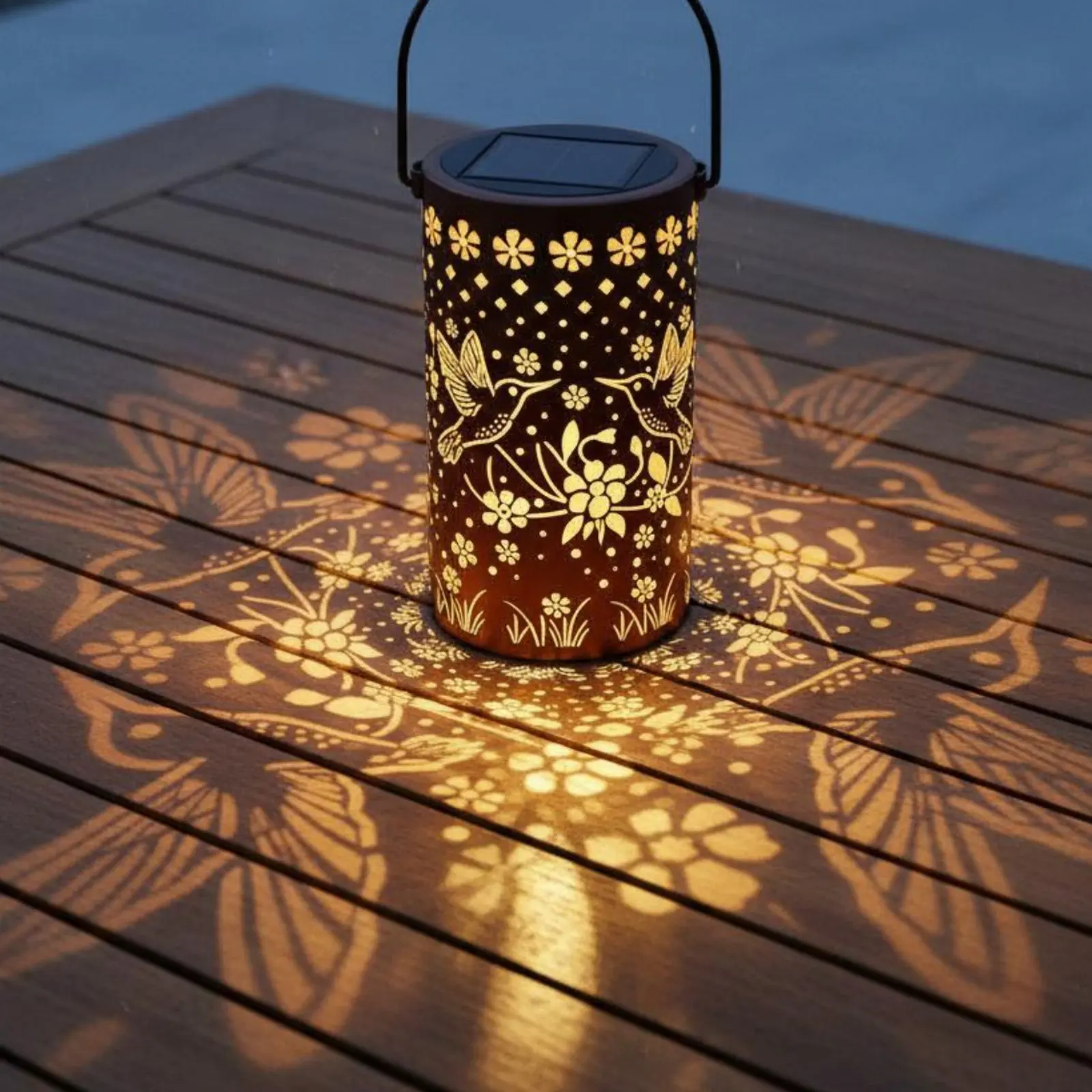 lanterna-de-projecao-solar-ip65-a-prova-d'Agua-em-metal-vazado-para-iluminacao-externa-com-acionamento-desacionamento-automatico-para-jardim