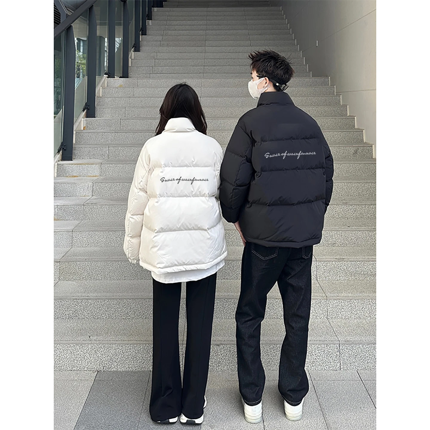 

Зимняя женская парка с точечным узором, круглым декором, сферическим орнаментом и круглыми элементами украшения