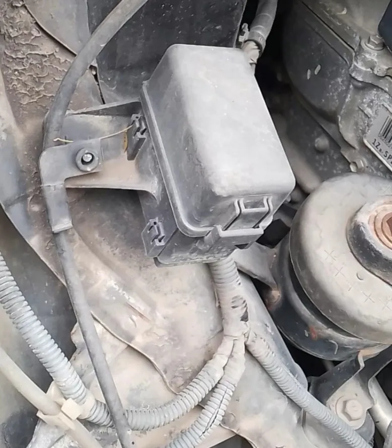 1PCS FOR Yaris engine compartment small relay box disassembly parts  Small fuse box in the aircraft compartment