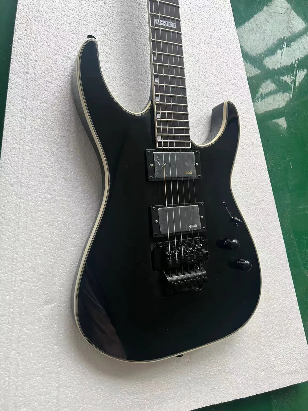 6 Strings Electric Guitar with Black Hardware,Rosewood Fretboard,Offer Customized