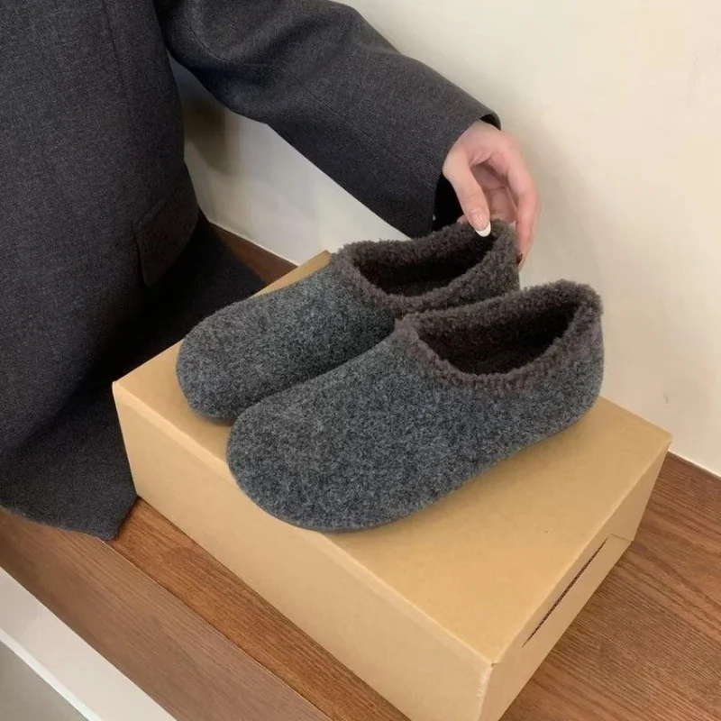 Zdjęcie 5: Szare damskie skarpety Birkenstock z imitacji futra na zimę 2025 |   Klapki wsuwane na zewnątrz |   Ciepłe kapcie domowe z podszewką z polaru